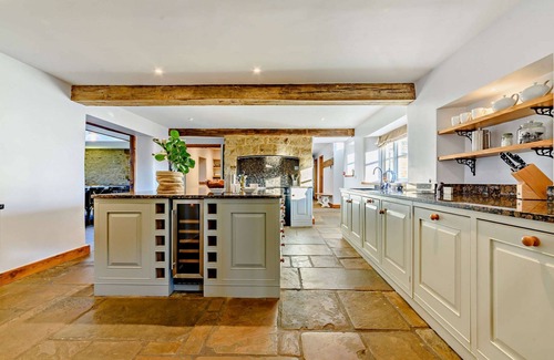 Great Tew Cottage | 8 bedroom luxury holiday home in the Cotswolds with a hot tub - Stonewell Farmhouse