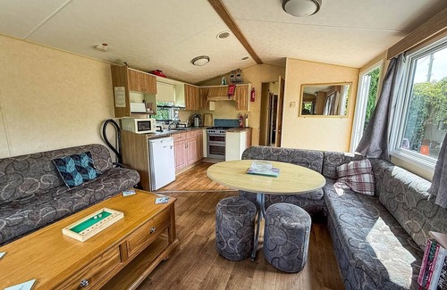 Hopton House | 8 berth spacious dog friendly caravan, near Great Yarmouth in Norfolk ref 10004G
