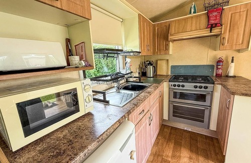 Hopton House | 8 berth spacious dog friendly caravan, near Great Yarmouth in Norfolk ref 10004G