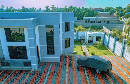 Dar es Salaam Villa | 8 Guests - 4 Bedrooms - Dar Es Salaam City