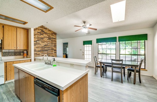 Cross Roads Cottage | 8 Mi to Lewisville Lake: Peaceful Countryside Home