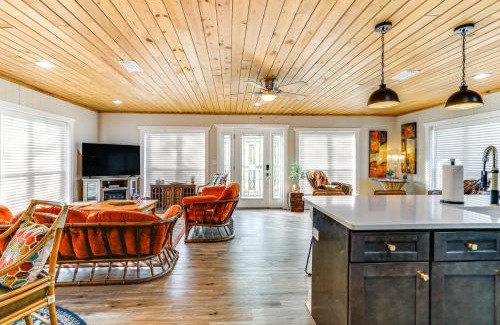 Boswell House | 8 Mi to Ozark Folk Center Home with Hot Tub and Deck