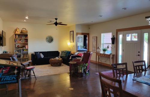 South Cascades Area Bed & Breakfast | 8 Mile Farm B&B