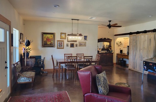 South Cascades Area Bed & Breakfast | 8 Mile Farm B&B