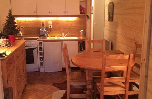 Saint-Bon-Tarentaise Apartment | 8 minutes from the slopes by car, apartment in private chalet with parking