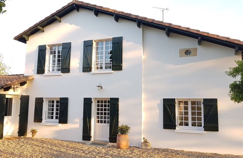 Surgeres Villa | 8 pers/House and charming garden -calme garanti- with swimming pool in town