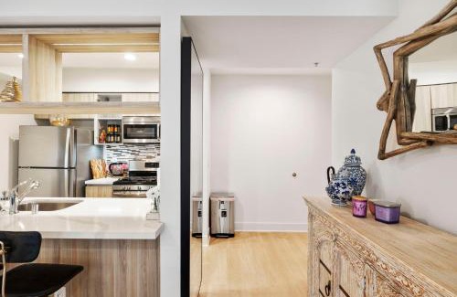 Downtown Apartment | 8 Santa Monica Huge Stylish Apartment