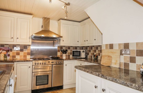 Cullen Cottage | 83 SEATOWN, pet friendly, character holiday cottage in Cullen