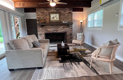 Drayton Cabin | 88-acre w/Lodge, pavilion, and lake in SC! Sit back and relax at VSL!
