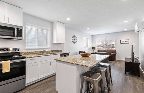 Sunset House | 9 min to Downtown Boise! Walk to Sunset Park and Hiking Trails!