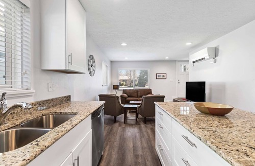 Sunset House | 9 min to Downtown Boise! Walk to Sunset Park and Hiking Trails!