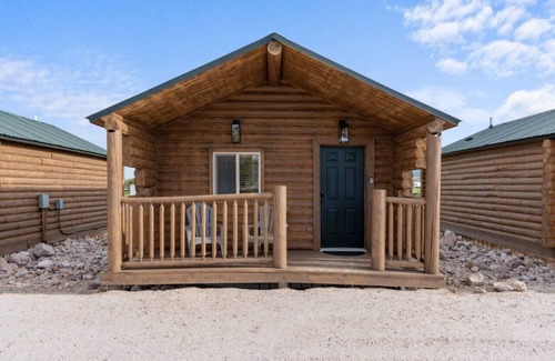 St. Charles Cabin | #9 Yellowstone Cabin! Newly Remodeled! AC! Sleeps 3!