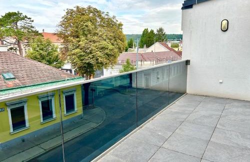 Grinzing Apartment | 90 m2 Apartment with Balcony & Free Parking