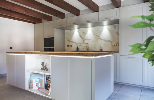 Marlenheim Apartment | 90 sqm apartment with floor-to-ceiling bay windows, a fully equipped kitchen