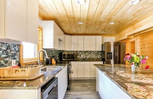 Hunter House | 9BR/5BR/Hottub/2 Saunas 6 min to Hunter on 30 private acres