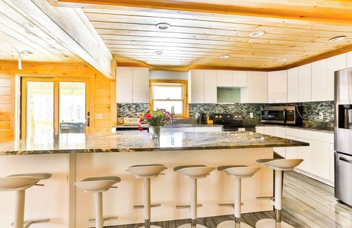 Hunter House | 9BR/5BR/Hottub/2 Saunas 6 min to Hunter on 30 private acres