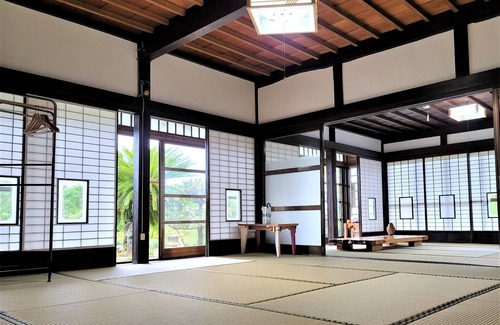 Asahi House | A 120yearold folk house and a museum of contempo - KOMINKA Art Museum Villa / Asahi Chiba