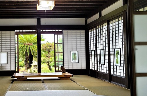 Asahi House | A 120yearold folk house and a museum of contempo - KOMINKA Art Museum Villa / Asahi Chiba