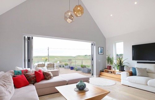 Gullane House | A 3-bedroom luxury holiday home with panoramic views of Gullane’s golf courses.