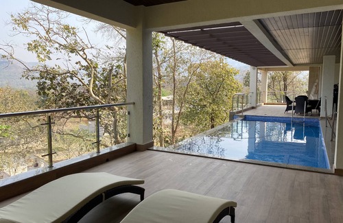 Lonavala Villa | A 4 BHK VILLA WITH A PRIVATE INFINITY POOL SURROUDED BY SERENE HILLS