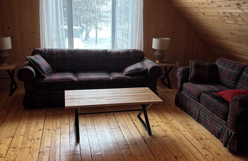 Saint-Etienne-de-Lauzon House | A 4-season haven for families and pets.