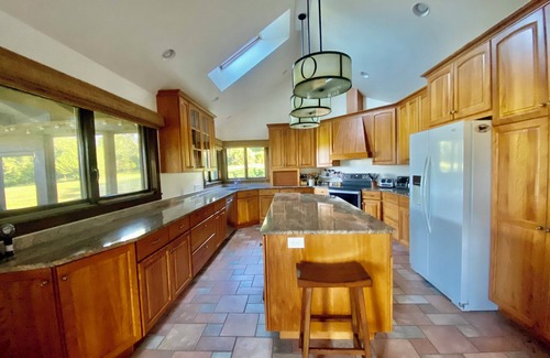 Chatham House | A BEAUTIFUL 3 BEDROOM/2.5 BATH HILLTOP HOME IDEAL FOR GREAT ESCAPES,
