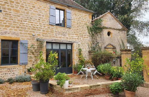 Iguerande House | A beautiful escape between the Loire and the hills