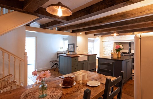 Port Isaac House | A beautiful Grade 2 listed Manor House with parking - 1 minute walk from beach