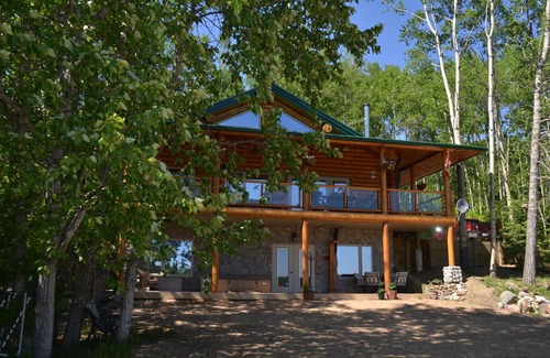 Central Alberta House | A beautiful lakefront cabin!