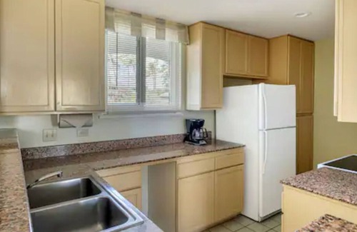 Bayview Condo | A BEAUTIFUL OCEANFRONT RESORT, 2BDRM, Full Kitchen, wifi, pool & bar, fitness
