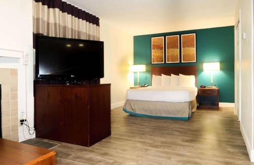 Tysons House | A charming hotel in Vienna with AC, WiFi, a fitness room, Free daily breakfast