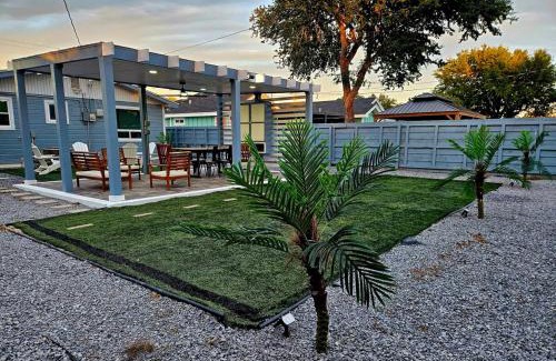 Edinburg House | A charming villa with a spectacular pergola and patio