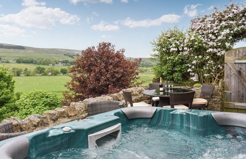 Worton Cottage | A cosy cottage with spectacular views and optional hot tub.