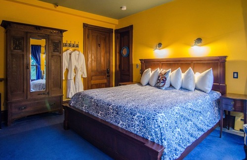 Shelburne Bed & Breakfast | A cozy 2nd Floor King/Queen 2-room Suite B&B in Downtown Shelburne - Delicious Breakfasts! HAR