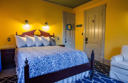 Shelburne Bed & Breakfast | A cozy 2nd Floor King/Queen 2-room Suite B&B in Downtown Shelburne - Delicious Breakfasts! HAR