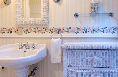 Shelburne Bed & Breakfast | A cozy 2nd Floor Queen Room 108 sqft Bed & Breakfast in Downtown Shelburne! DYT