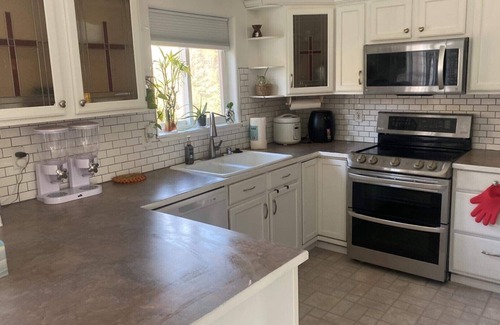 Bayshore - Klatt House | A cozy 4 bedroom with 2.5 Bath in S. Anchorage with walking and jogging trail.