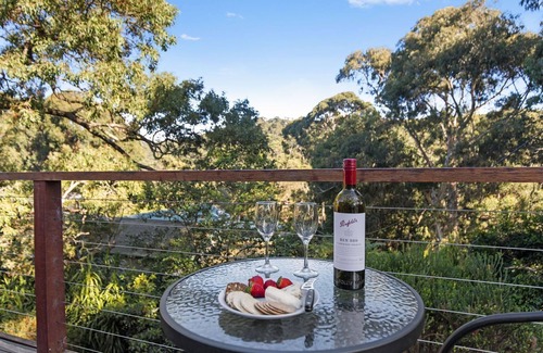 Lorne House | A Cozy 4BR Located in the Charming Coastal Town of Lorne