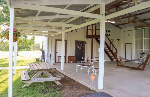 Wellborn House | A cozy retreat where you can enjoy the country feel and convenient location.