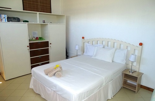 Bain Boeuf House | A Fabulous chambre d’hôte en-suite air con, WiFi, private pool close to beach