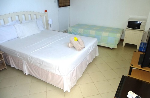 Bain Boeuf House | A Fabulous chambre d’hôte en-suite air con, WiFi, private pool close to beach