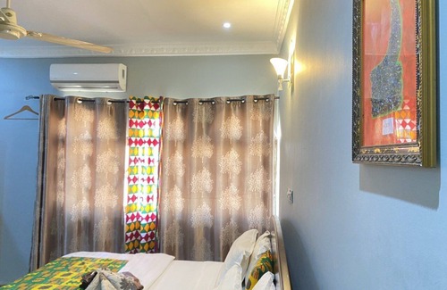 Sekondi-Takoradi Bed & Breakfast | A family with balcony bed and breakfast inclusive with hot tub and a walk shower