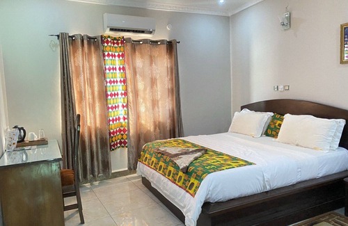 Sekondi-Takoradi Bed & Breakfast | A family with balcony bed and breakfast inclusive with hot tub and a walk shower