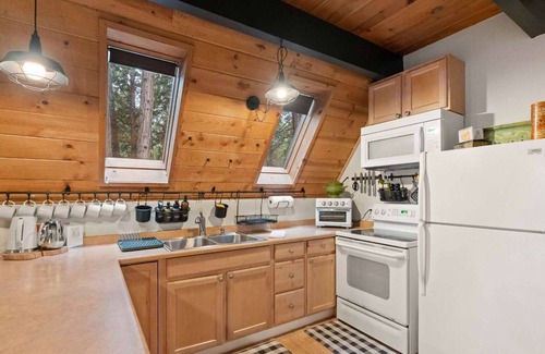 Shingletown Cabin | A-Frame Cabin w/Hot Tub near Mount Lassen Park
