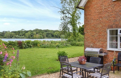 Boston Cottage | A hidden gem in the heart of Lincolnshire located on the banks of a Reservoir.