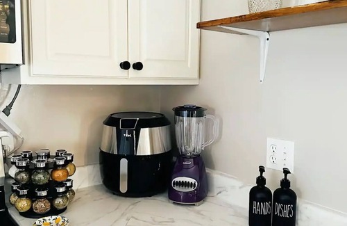Bristol House | A Homey Heaven - Modern, Pet-Friendly, Gaming, Full Kitchen and more.