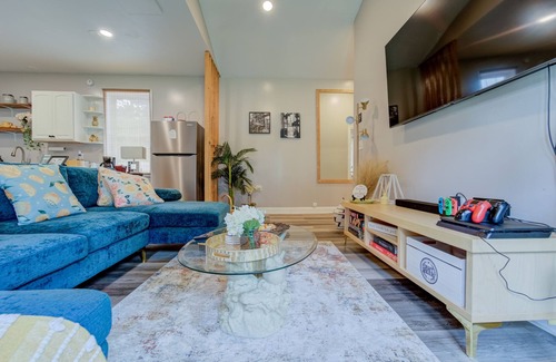 Bristol House | A Homey Heaven - Modern, Pet-Friendly, Gaming, Full Kitchen and more.