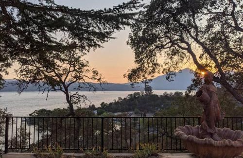 Clearlake Park House | A lake, a mountain and the house with the red door