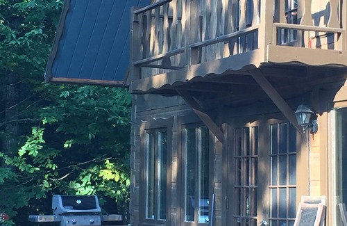 Val-des-Monts House | A Log House In The Heart Of Nature