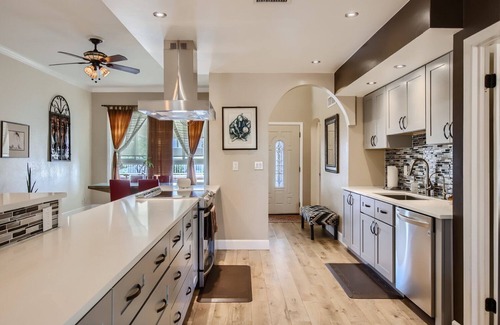 Hillcrest IX House | A Modern Mountain Home - minutes walk to Mtn Reserve & Golf Course